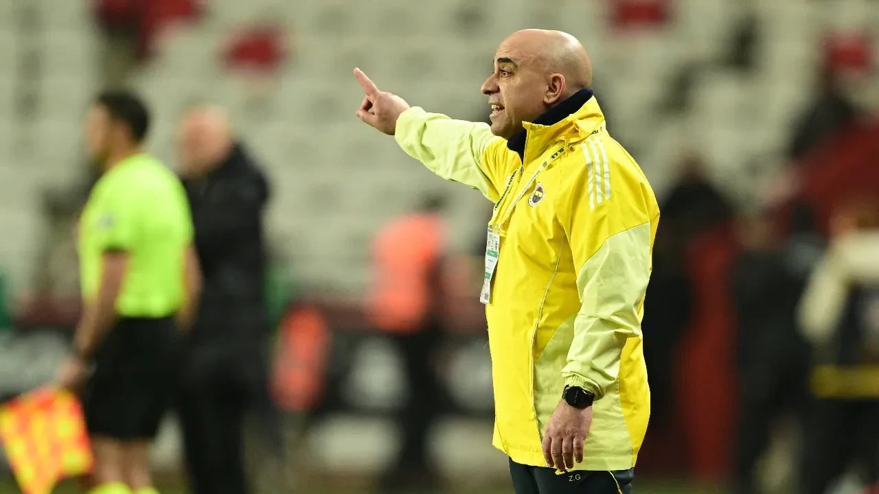 Fenerbahçe'de geç yapılan oyuncu değişiklilerine çarpıcı açıklama!