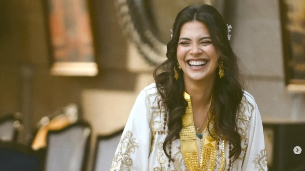 Halef dizisinin yıldızı Biran Damla Yılmaz resmini Koruncuk Vakfı'na bağışladı 