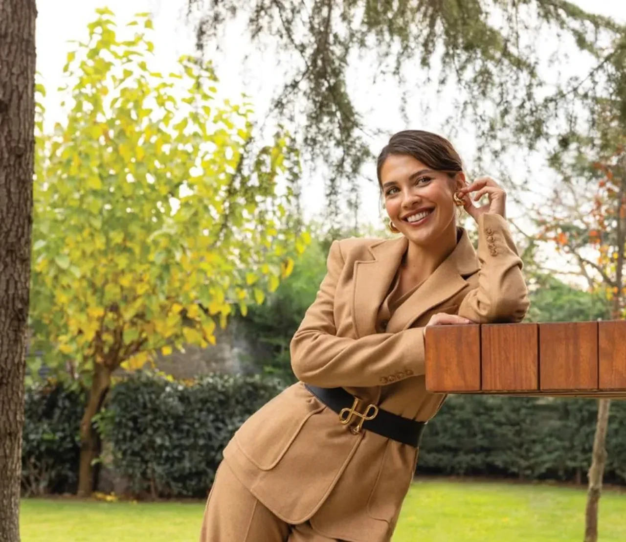 Halef dizisinin yıldızı Biran Damla Yılmaz resmini Koruncuk Vakfı'na bağışladı 