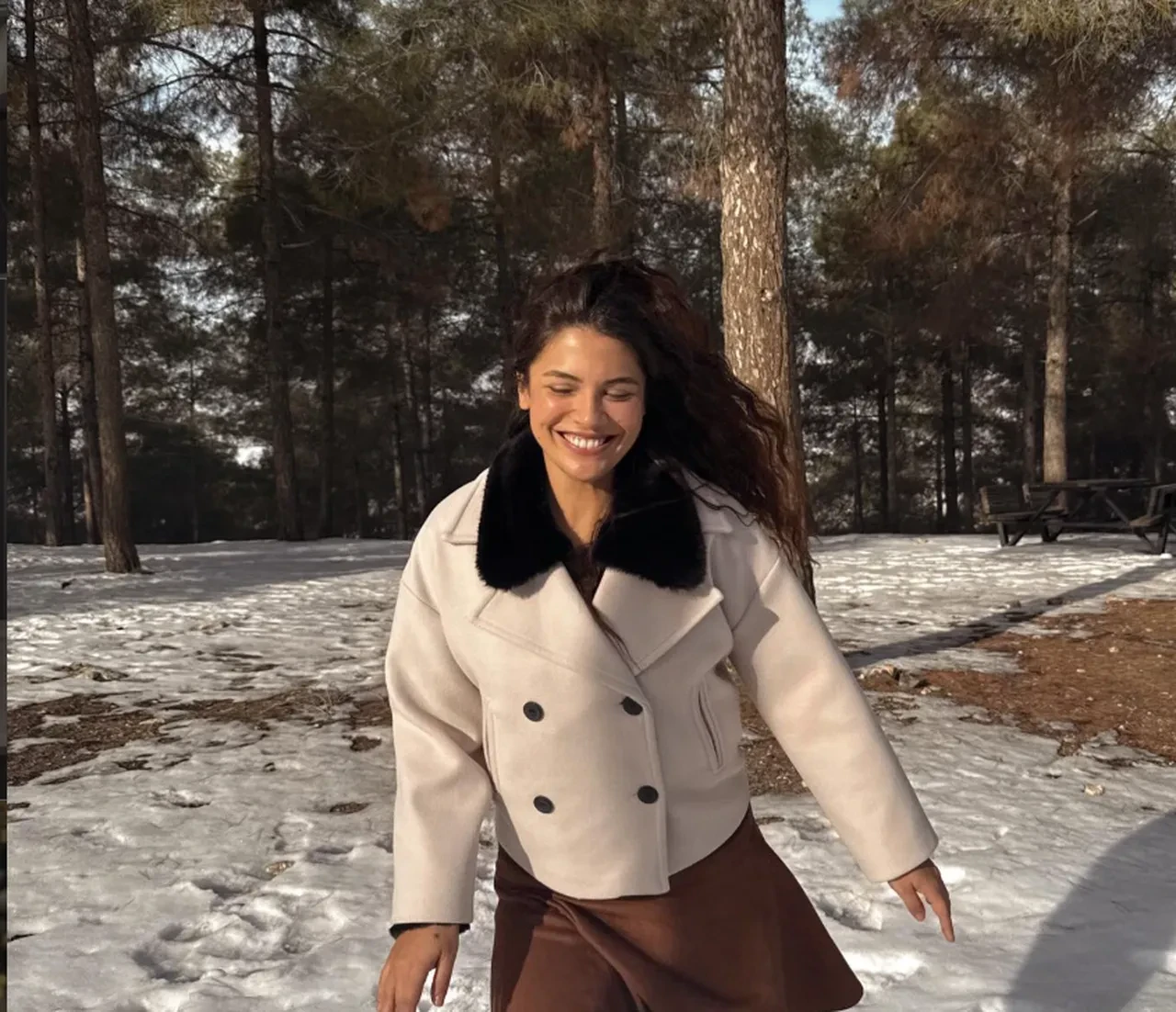 Halef dizisinin yıldızı Biran Damla Yılmaz resmini Koruncuk Vakfı'na bağışladı 