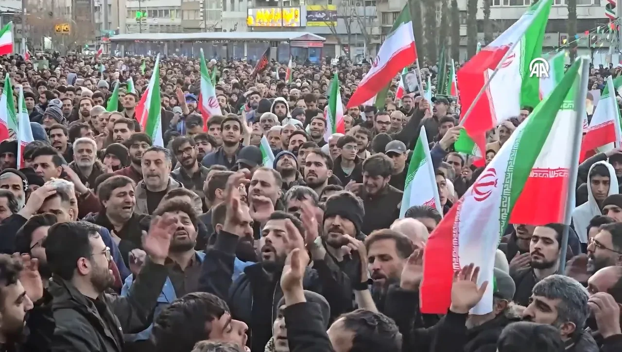 Hamaney'in ölüm haberini alan İranlılar meydanlara indi! Gözyaşları içinde ABD ve İsrail'e karşı slogan attılar