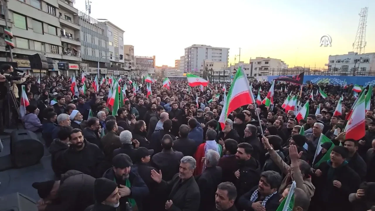 Hamaney'in ölüm haberini alan İranlılar meydanlara indi! Gözyaşları içinde ABD ve İsrail'e karşı slogan attılar