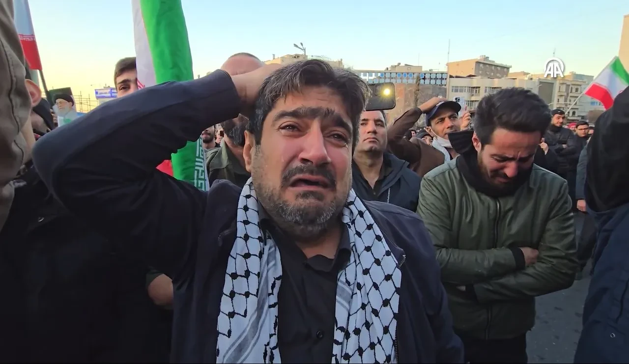 Hamaney'in ölüm haberini alan İranlılar meydanlara indi! Gözyaşları içinde ABD ve İsrail'e karşı slogan attılar