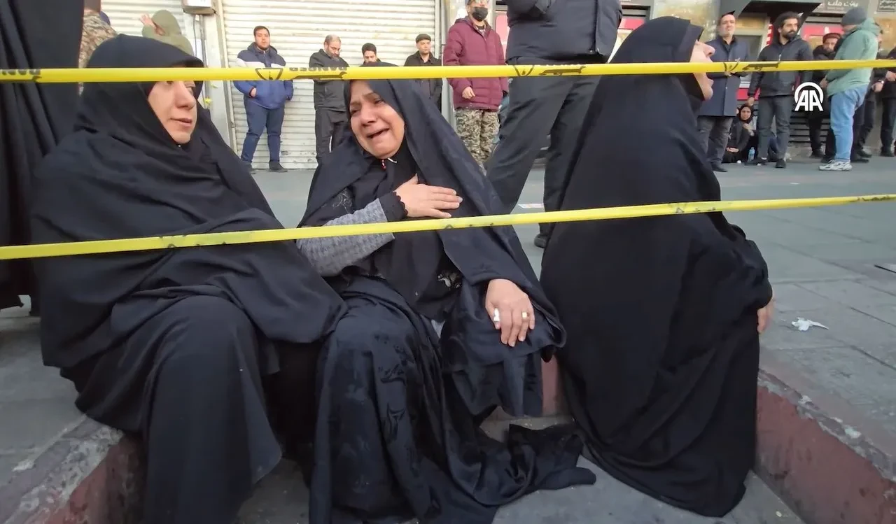 Hamaney'in ölüm haberini alan İranlılar meydanlara indi! Gözyaşları içinde ABD ve İsrail'e karşı slogan attılar