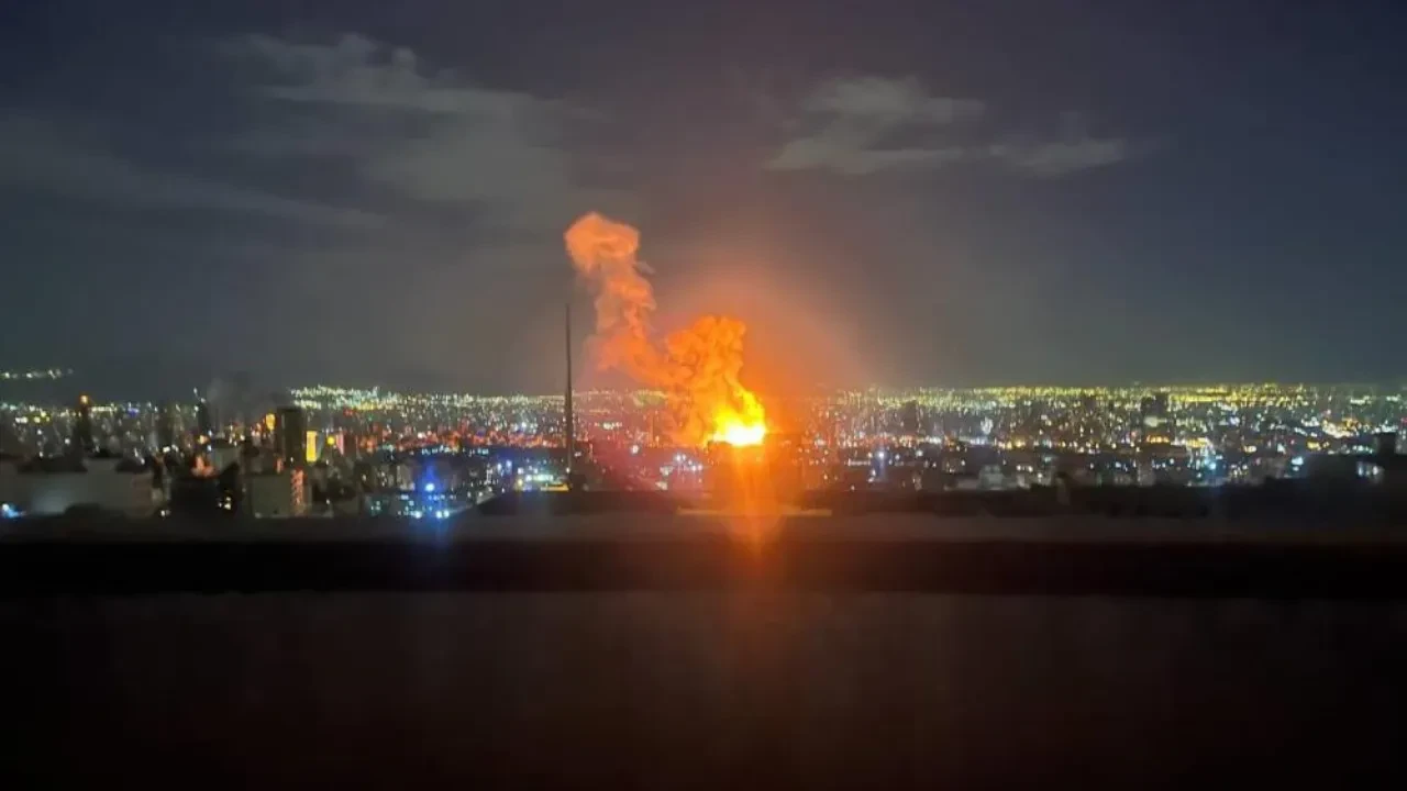 İran Radyo ve Televizyon Kurumu binası vuruldu! Yayınlar kesildi