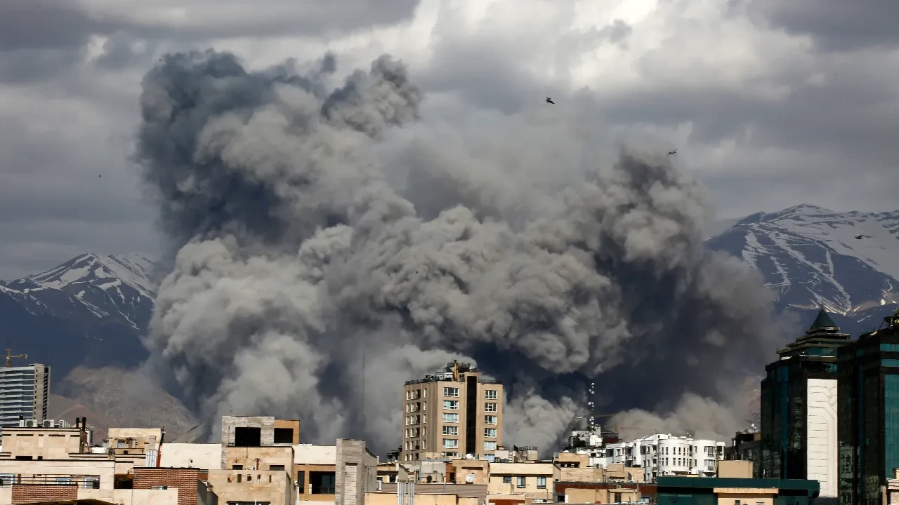 İran'ın başkenti Tahran'da peş peşe patlamalar: Birçok nokta vuruldu