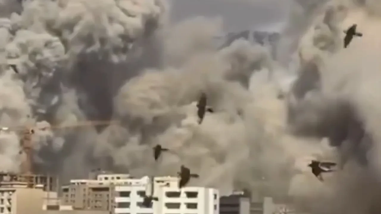 İsrail Tahran'ı vurmaya devam ediyor! Şehri kara bulutlar kapladı