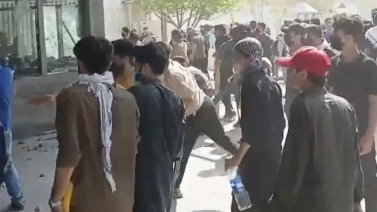 Pakistan'da ABD protestosu: 10 ölü!