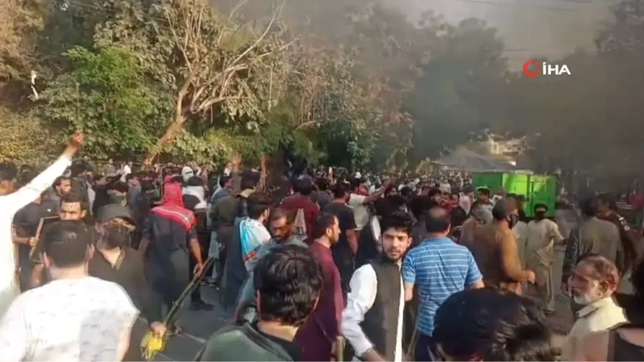 Pakistan’da ortalık karıştı! ABD’nin Lahor Konsolosluğu önünde protesto