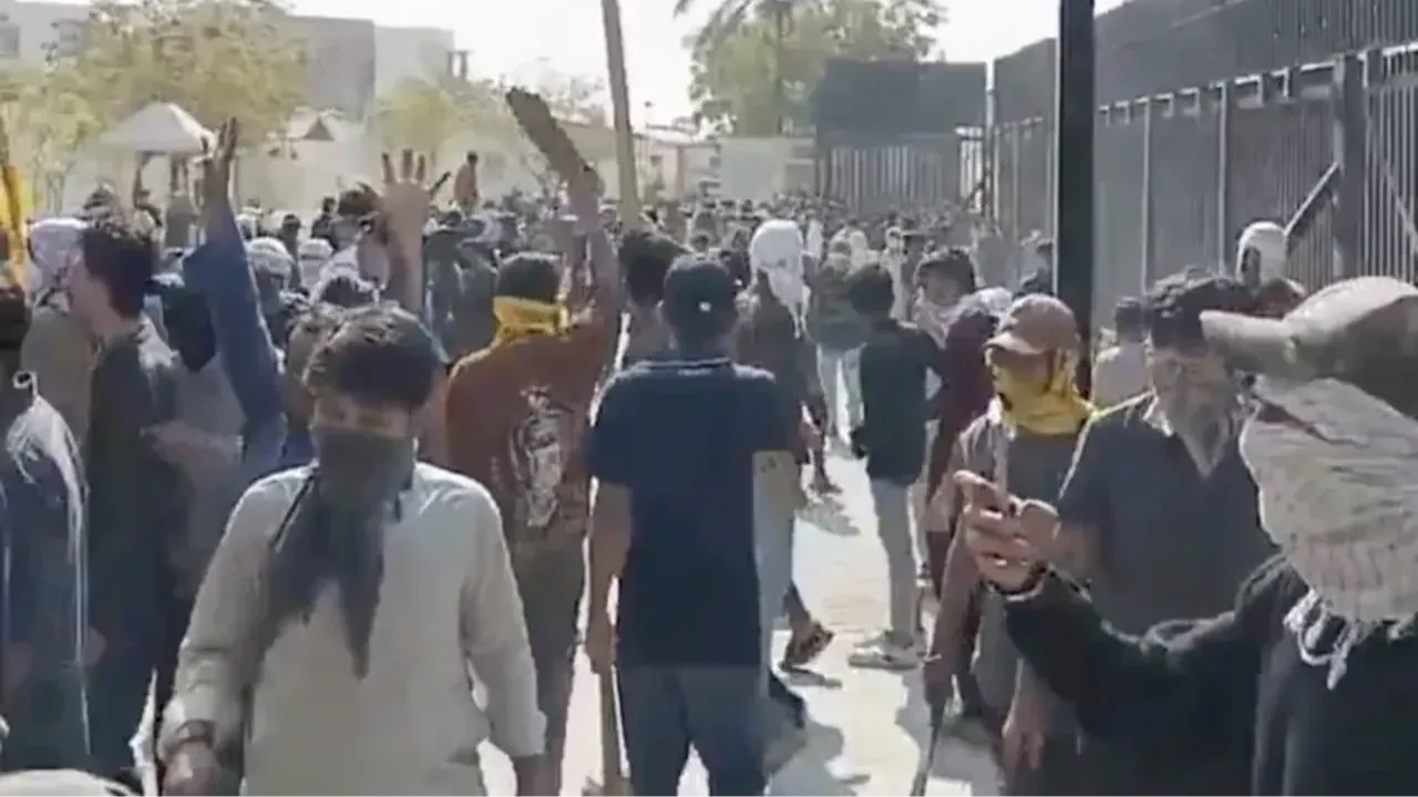 Pakistanlıların ABD konsolosluğuna saldırı anı kamerada!