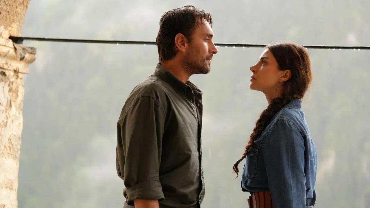 Taşacak Bu Deniz dizisinin yıldızı Ulaş Tuna Astepe aşkı tam gaz! İrem Haznedar ile görüntülendi