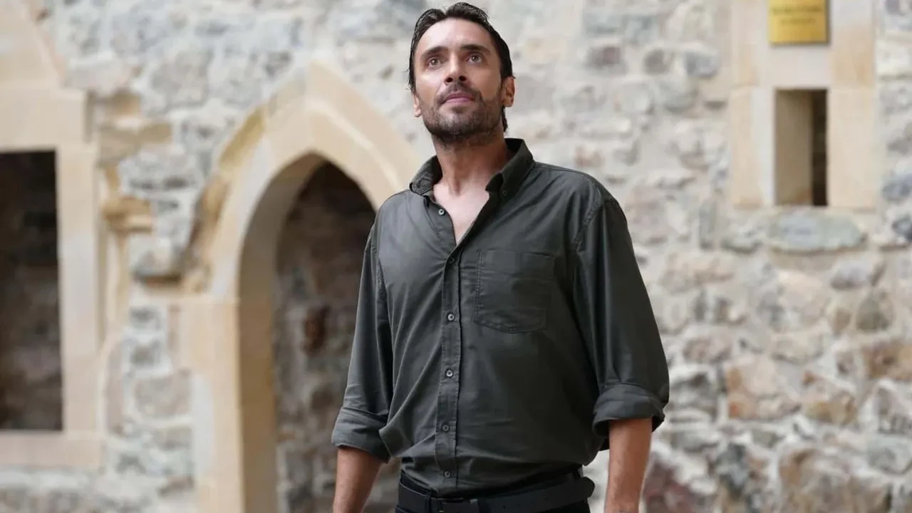 Taşacak Bu Deniz dizisinin yıldızı Ulaş Tuna Astepe aşkı tam gaz! İrem Haznedar ile görüntülendi