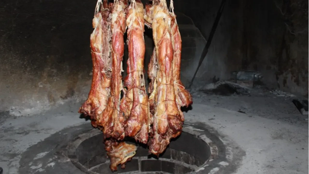 Uyuyan yiyemiyor... 3 metrelik kuyuda 2,5 saatte pişiyor! 100 gramı 250 lira