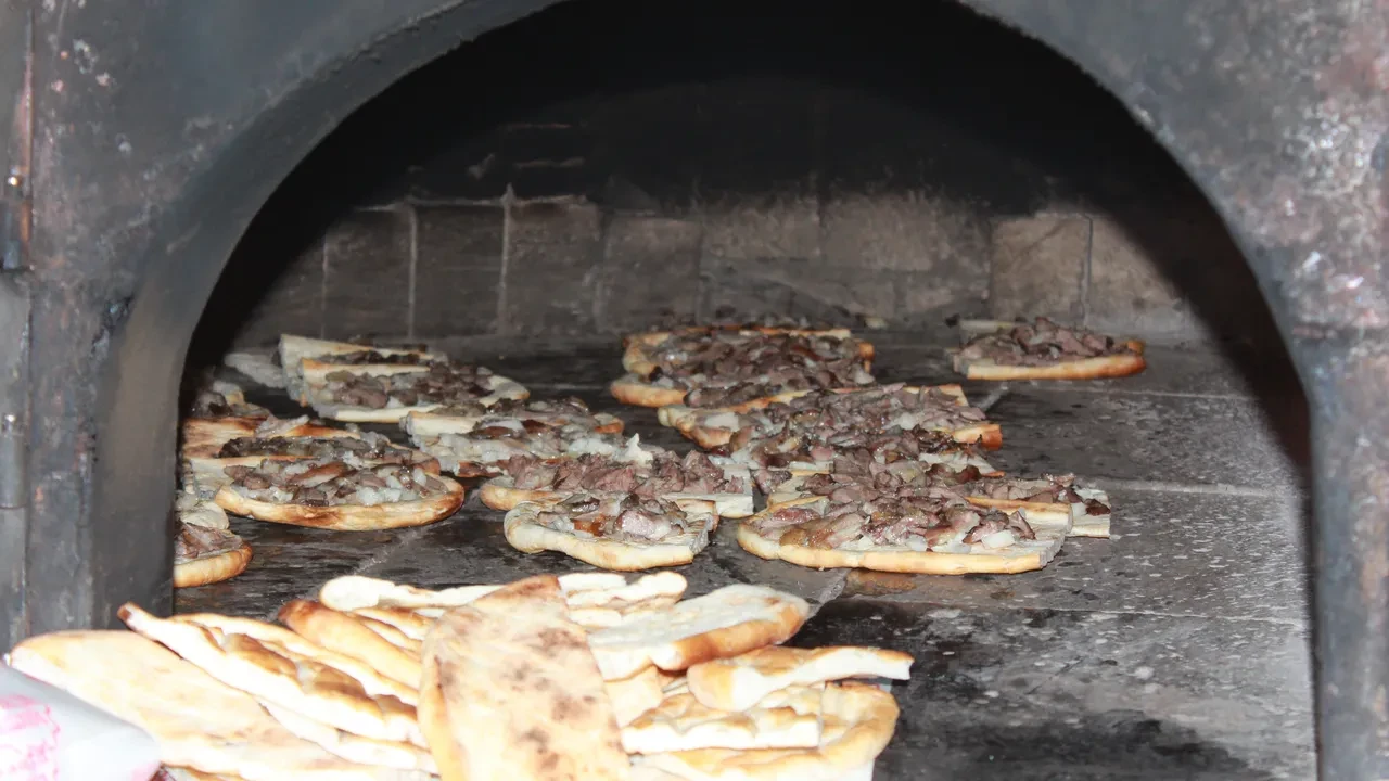 Uyuyan yiyemiyor... 3 metrelik kuyuda 2,5 saatte pişiyor! 100 gramı 250 lira