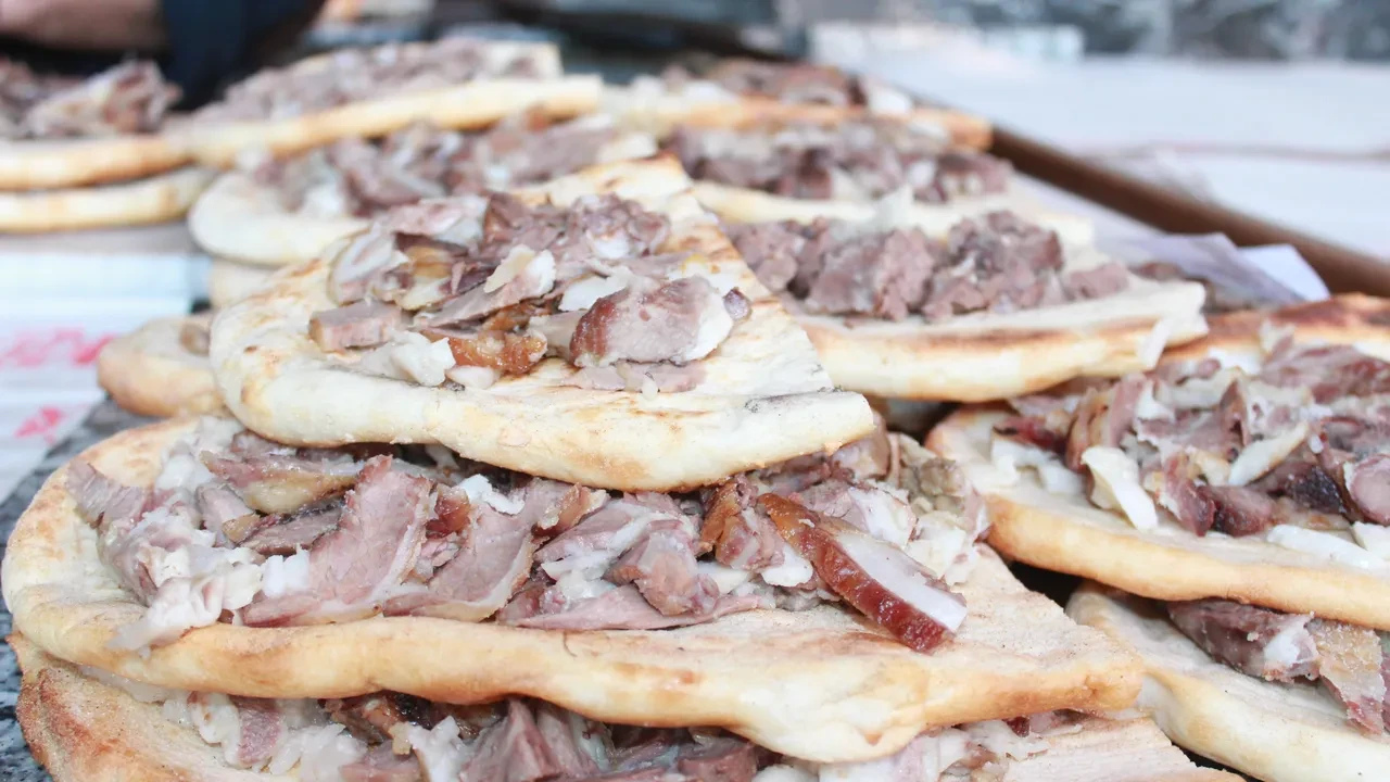 Uyuyan yiyemiyor... 3 metrelik kuyuda 2,5 saatte pişiyor! 100 gramı 250 lira