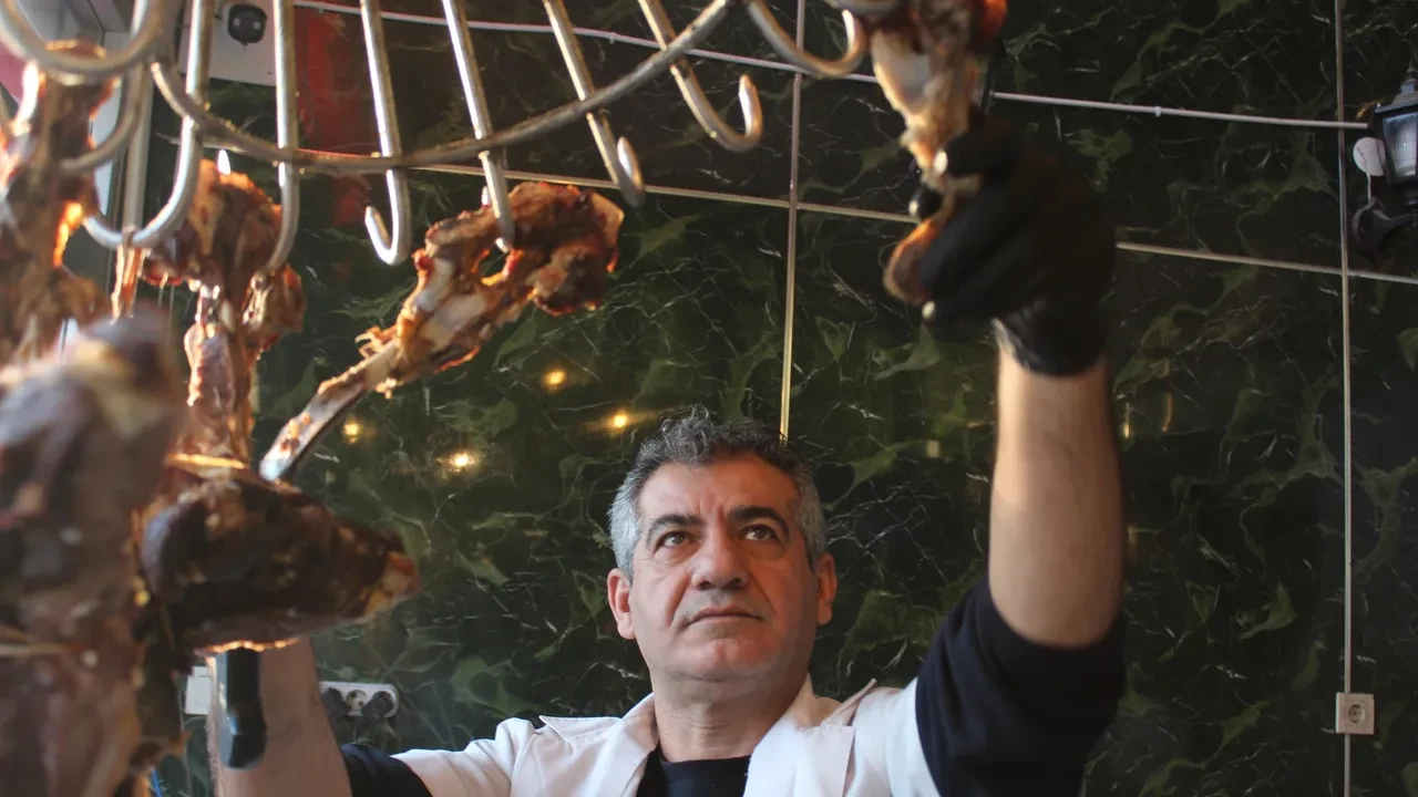 Uyuyan yiyemiyor... 3 metrelik kuyuda 2,5 saatte pişiyor! 100 gramı 250 lira