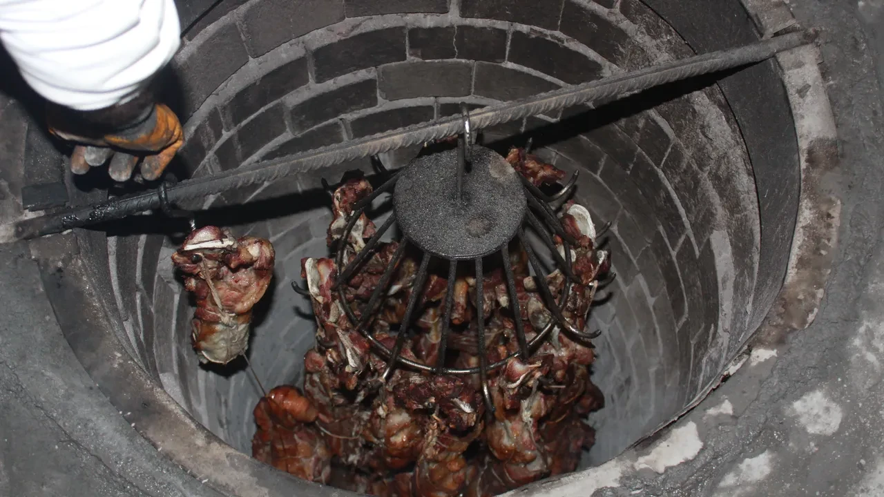 Uyuyan yiyemiyor... 3 metrelik kuyuda 2,5 saatte pişiyor! 100 gramı 250 lira