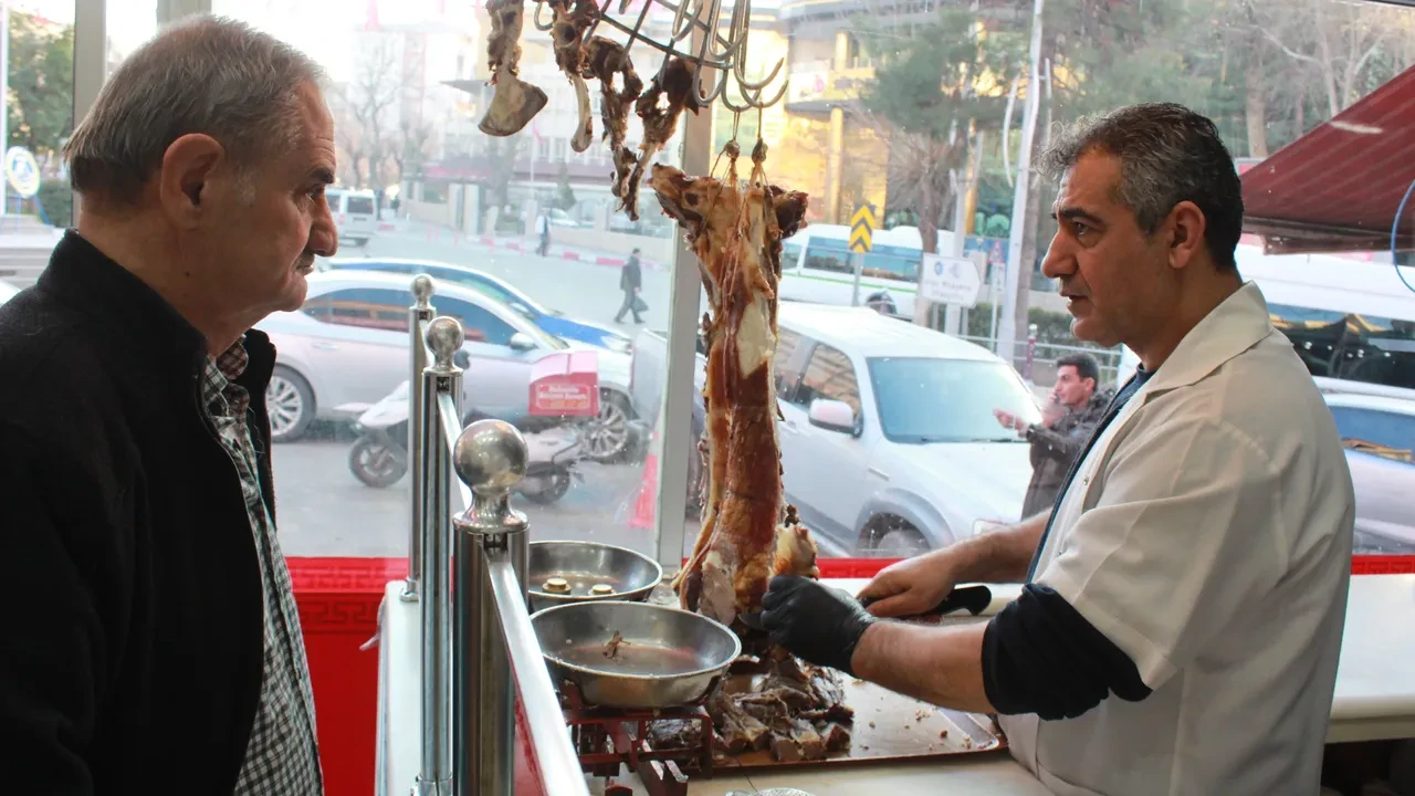 Uyuyan yiyemiyor... 3 metrelik kuyuda 2,5 saatte pişiyor! 100 gramı 250 lira