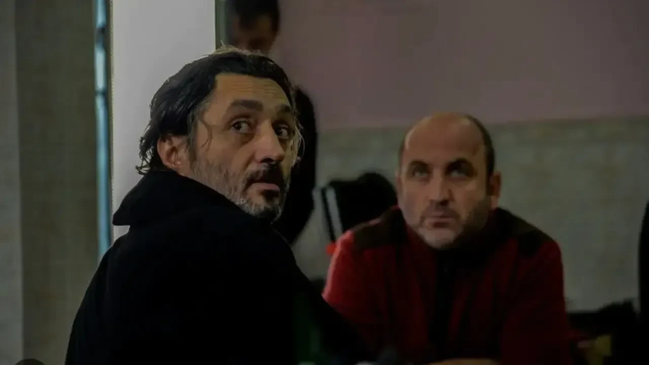 Uzak Şehir'in Vurgun'u Tarhan Karagöz diziden ayrılıyor mu? Veda pastası sosyal medyayı karıştırdı!