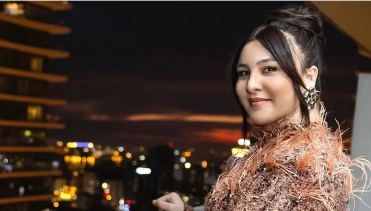 Yasemin Sakallıoğlu giyimini beğendiği iki ünlü ismin Rachel Araz Kiresepi ile Yasemin Ergene olduğunu duyurdu 