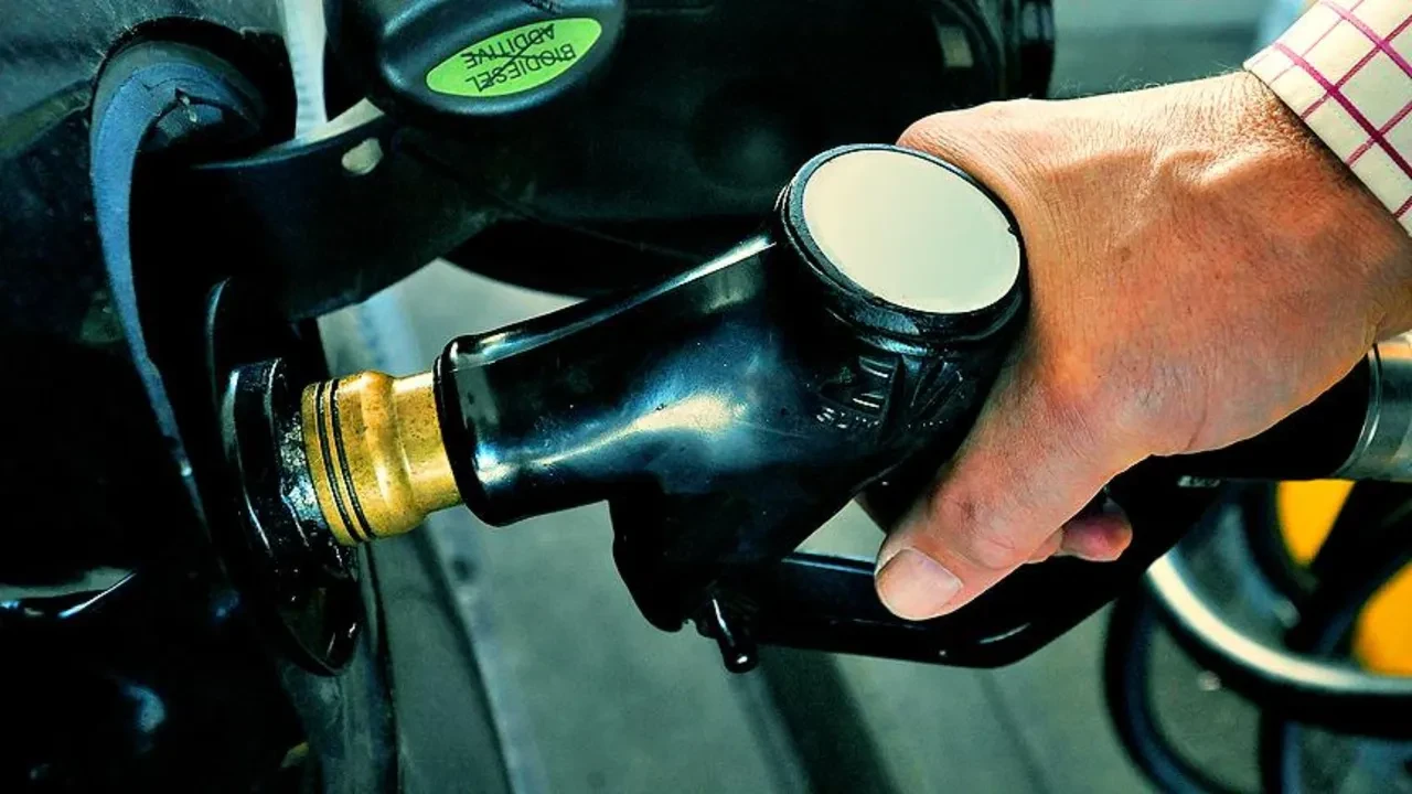 Akaryakıta çifte zam! Gece yarısı pompaya yansıdı: İşte güncel fiyatlar