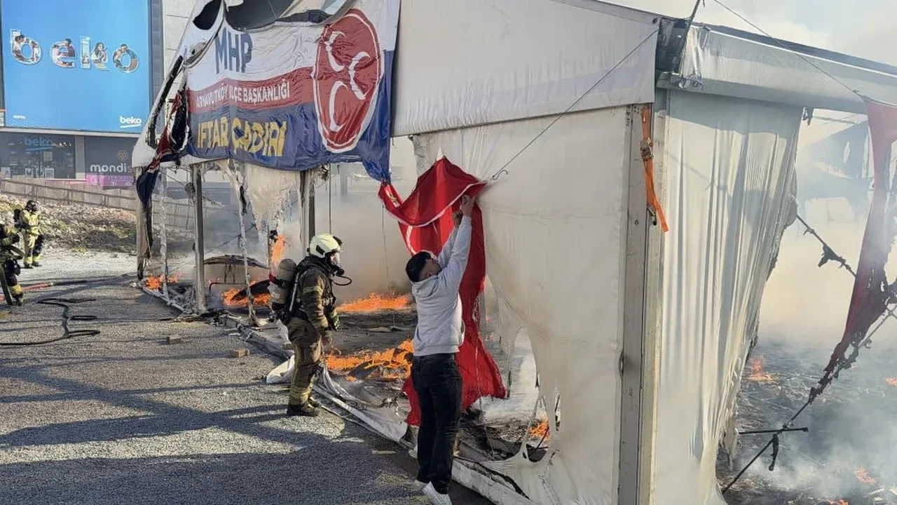 Arnavutköy'de MHP iftar çadırında yangın