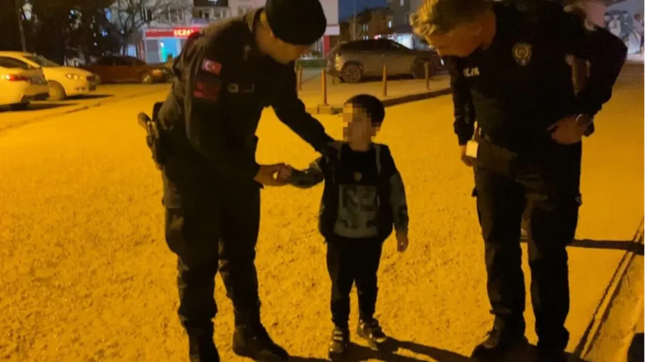 Babası tedavi olurken 5 yaşındaki çocuk kayıplara karıştı! Hastaneden 1 kilometre uzakta bulundu