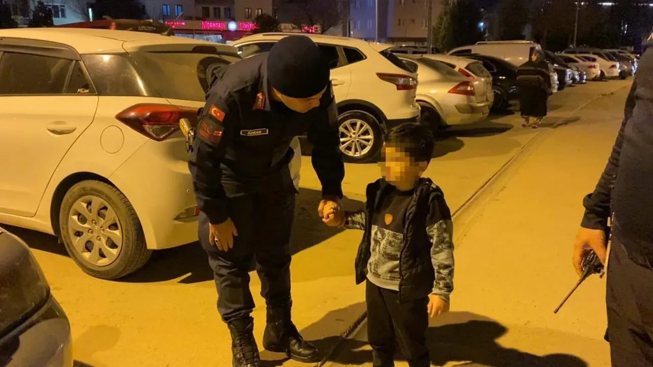 Babası tedavi olurken 5 yaşındaki çocuk kayıplara karıştı! Hastaneden 1 kilometre uzakta bulundu