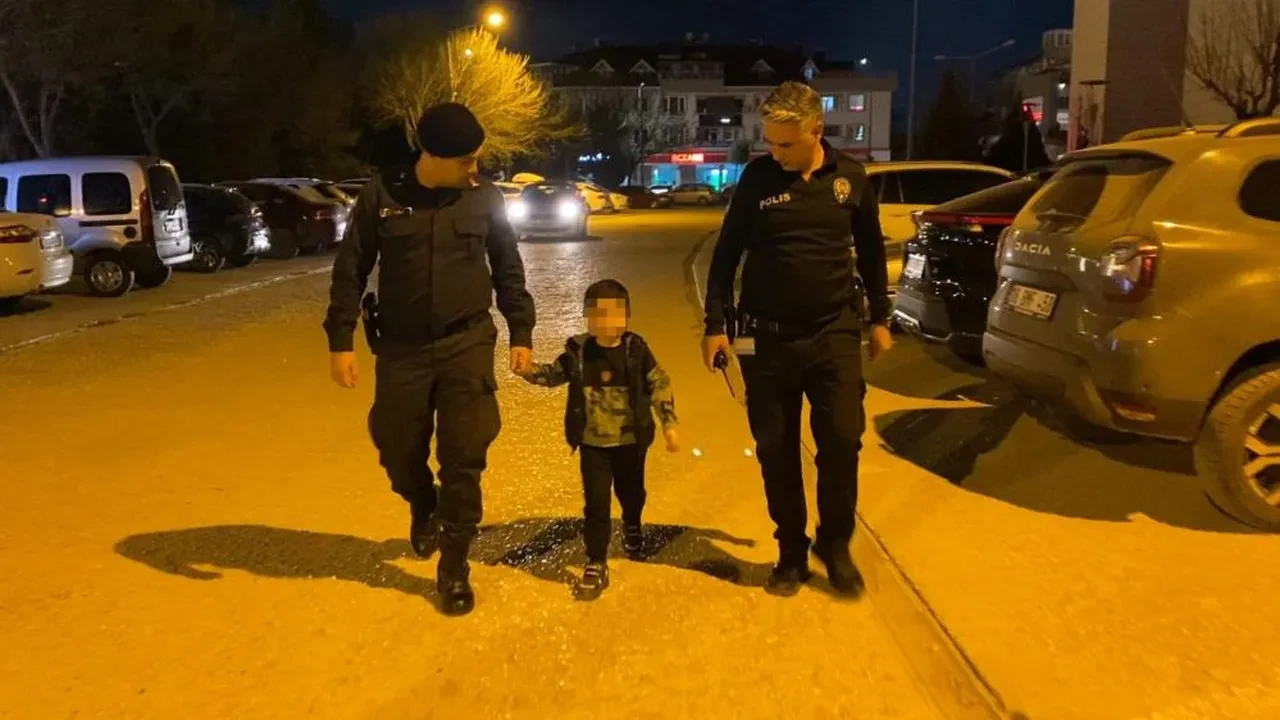 Babası tedavi olurken 5 yaşındaki çocuk kayıplara karıştı! Hastaneden 1 kilometre uzakta bulundu