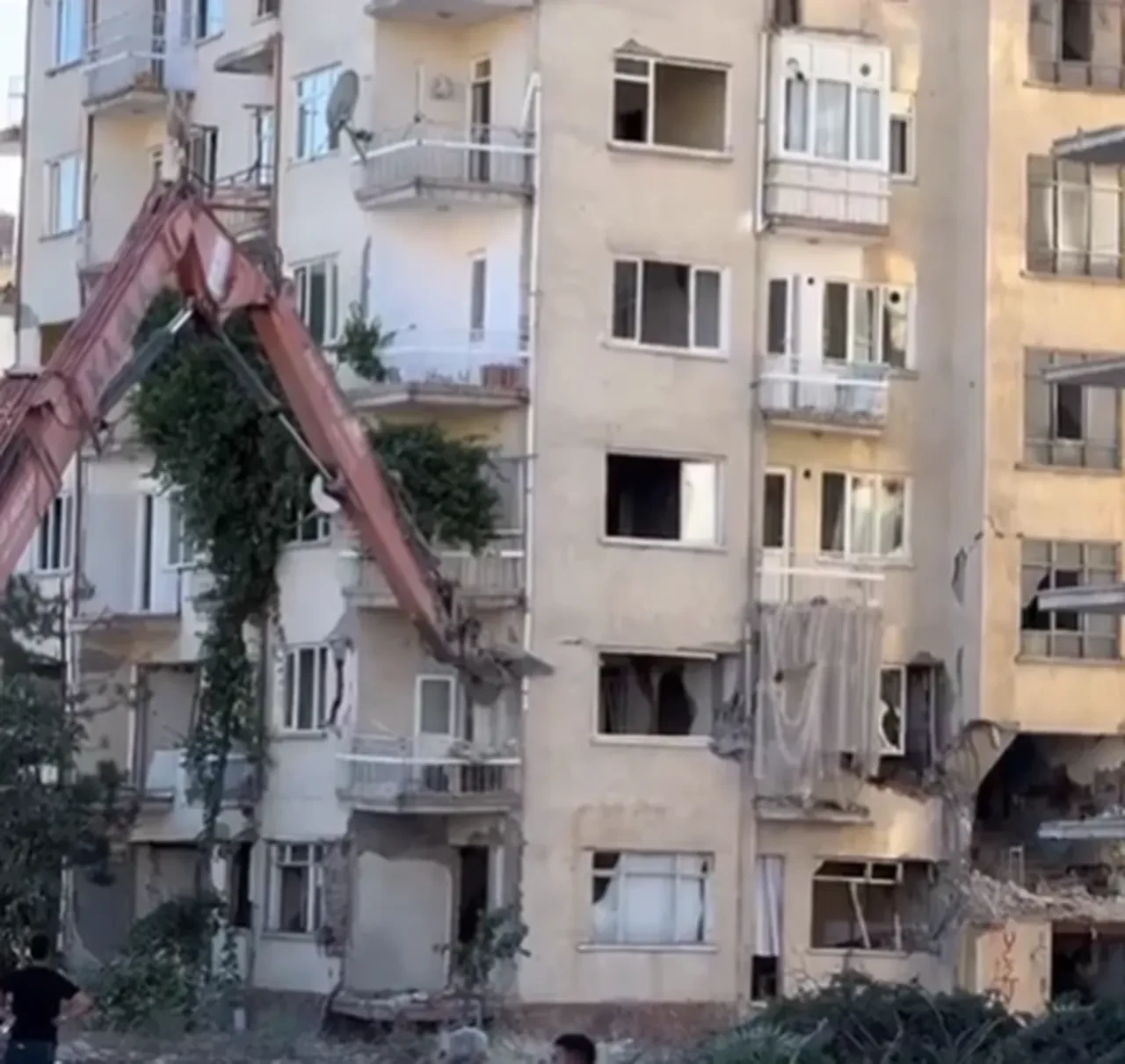 Bahçelievler Belediyesi’nden ‘tek darbeyle yıkılan bina’ videosuna yalanlama: "Görüntüler Malatya’ya ait!"