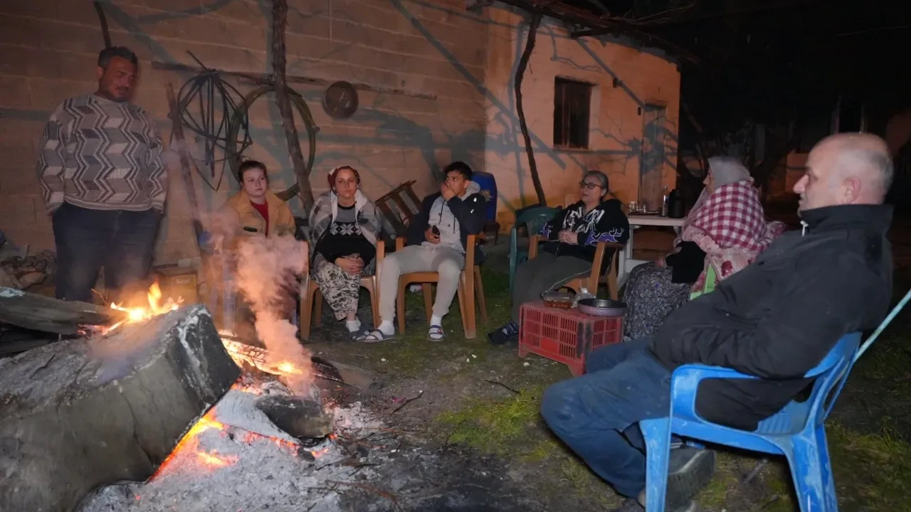 Denizli'de 150'den fazla artçı deprem kaydedildi! Vatandaşlar geceyi sokakta geçirdi
