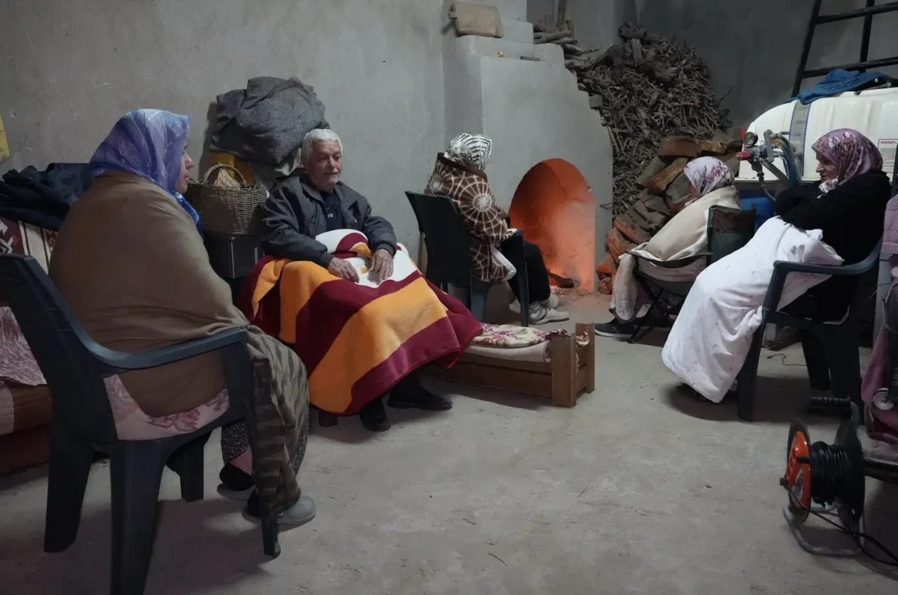 Denizli'de 150'den fazla artçı deprem kaydedildi! Vatandaşlar geceyi sokakta geçirdi