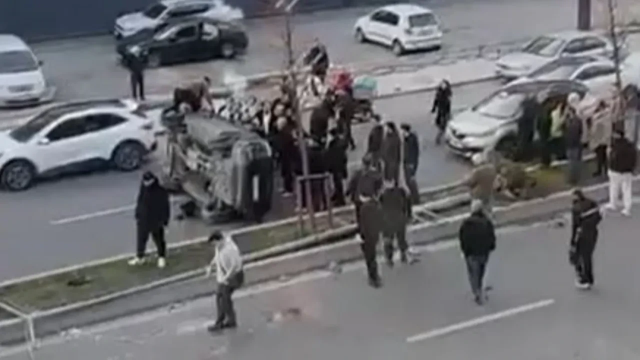 Elektrik direğine çarparak takla attı! O anlar saniye saniye kamerada