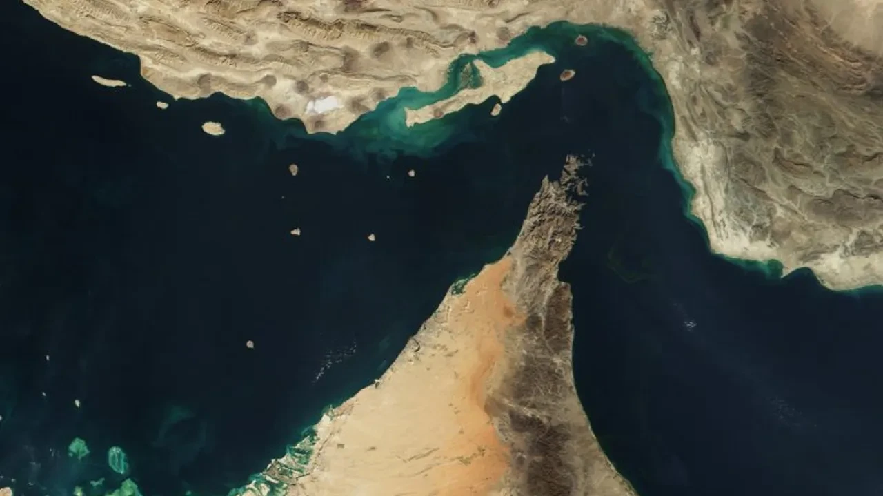 Hürmüz Boğazı’nda şiddetli patlama! Bölgedeki gemilere kritik uyarı 