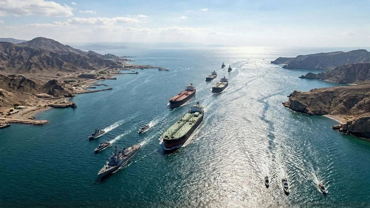 Hürmüz Boğazı’nda şiddetli patlama! Bölgedeki gemilere kritik uyarı 