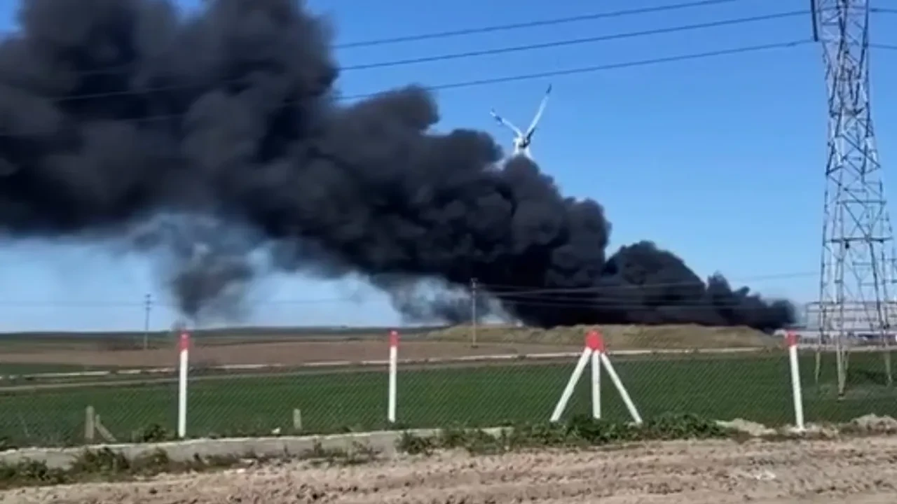 Lüleburgaz’da geri dönüşüm tesisinde korkutan yangın: Gökyüzü siyah bulutlarla kaplandı!