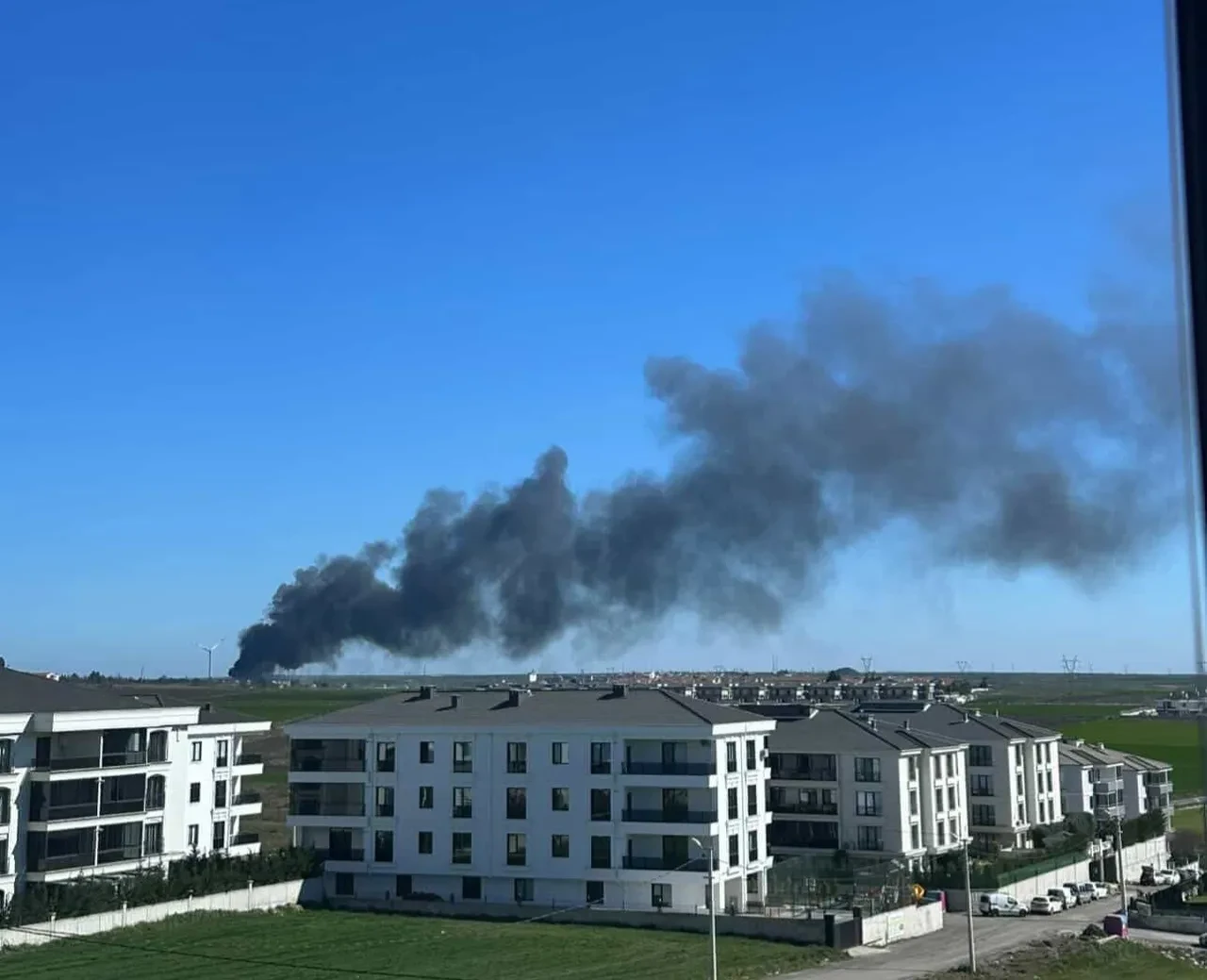 Lüleburgaz’da geri dönüşüm tesisinde korkutan yangın: Gökyüzü siyah bulutlarla kaplandı!