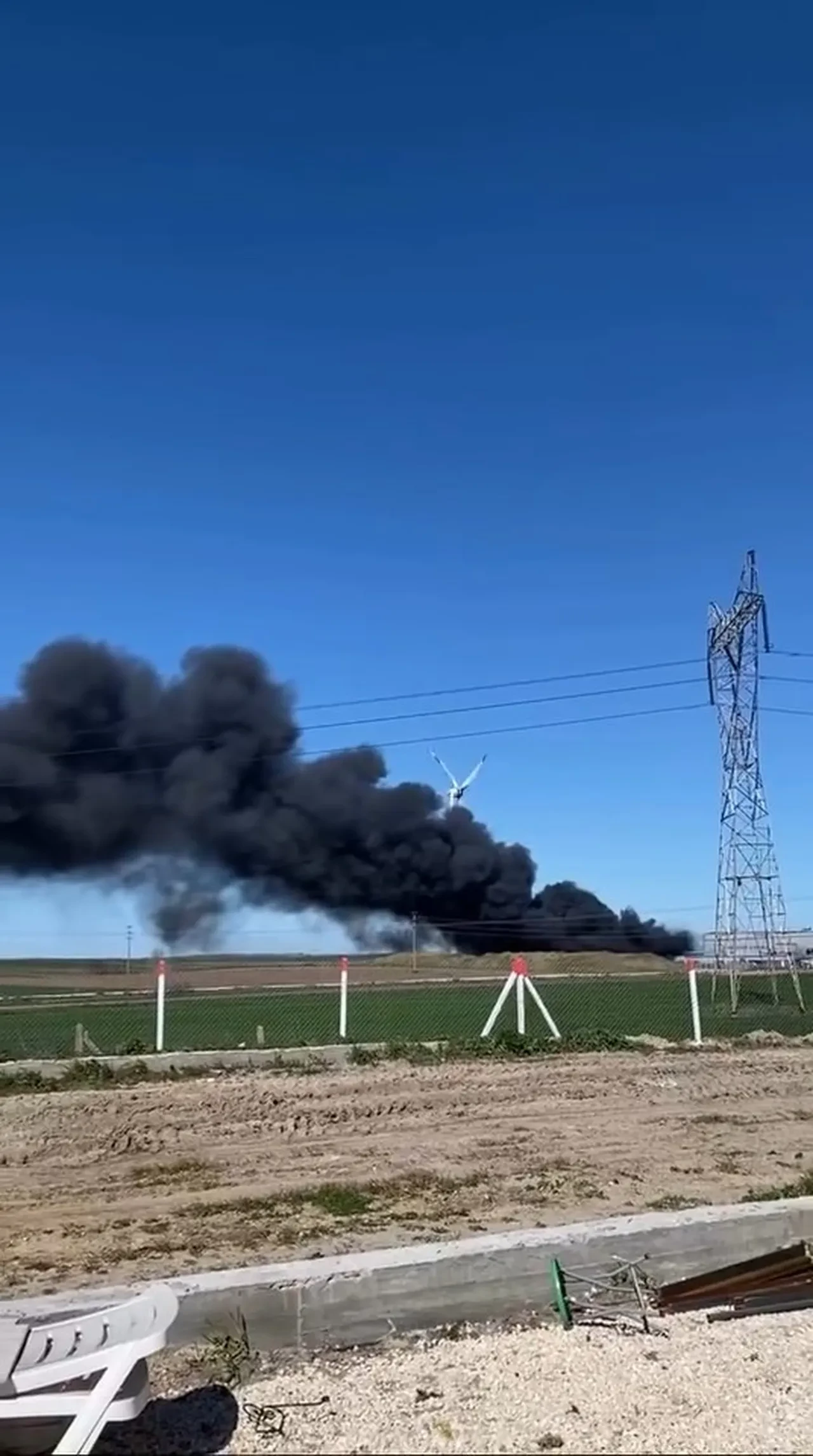Lüleburgaz’da geri dönüşüm tesisinde korkutan yangın: Gökyüzü siyah bulutlarla kaplandı!