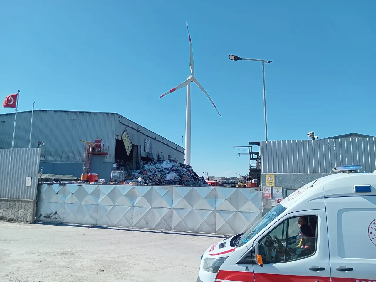 Lüleburgaz’da geri dönüşüm tesisinde korkutan yangın: Gökyüzü siyah bulutlarla kaplandı!