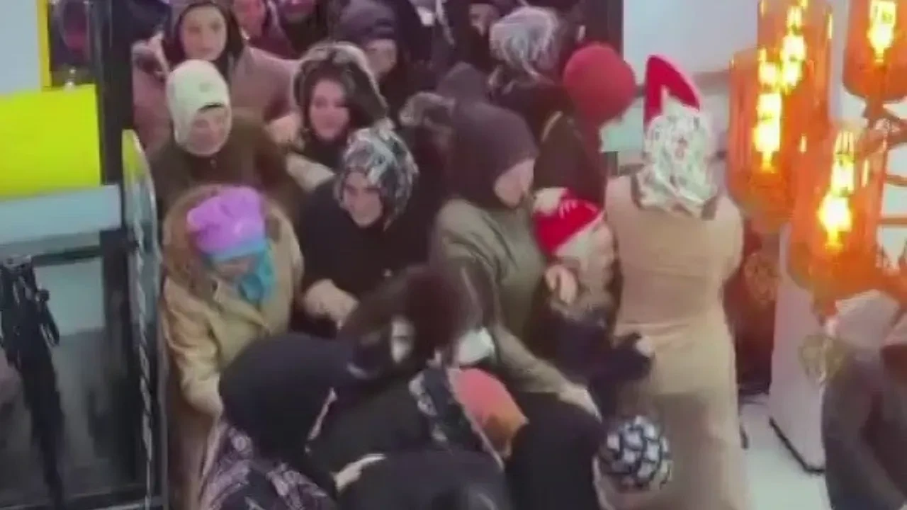 Mağazadaki indirim için birbirini ezdiler! İzdiham anları kameraya yansıdı