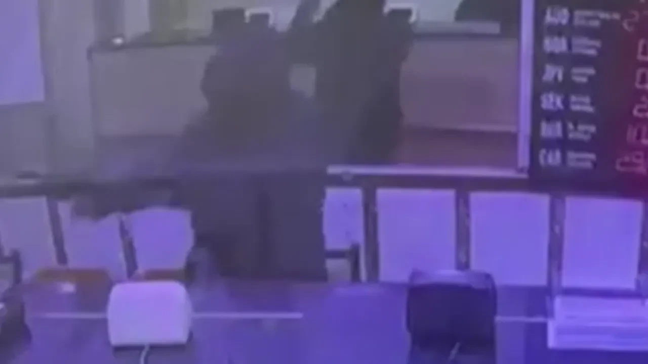 Maskeli hırsızdan soygun girişimi! Silahla döviz bürosuna girdi