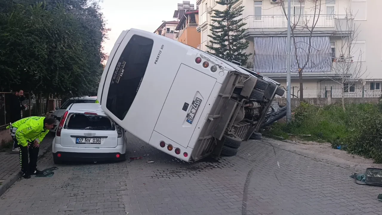 Minibüsle çarpıştı araçların üzerine devrildi! Feci kaza anı kamerada