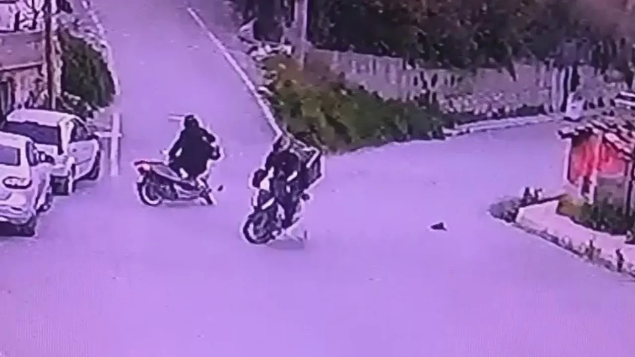 Motosikletler kafa kafaya çarpıştı! Hatay'daki feci kaza kamerada