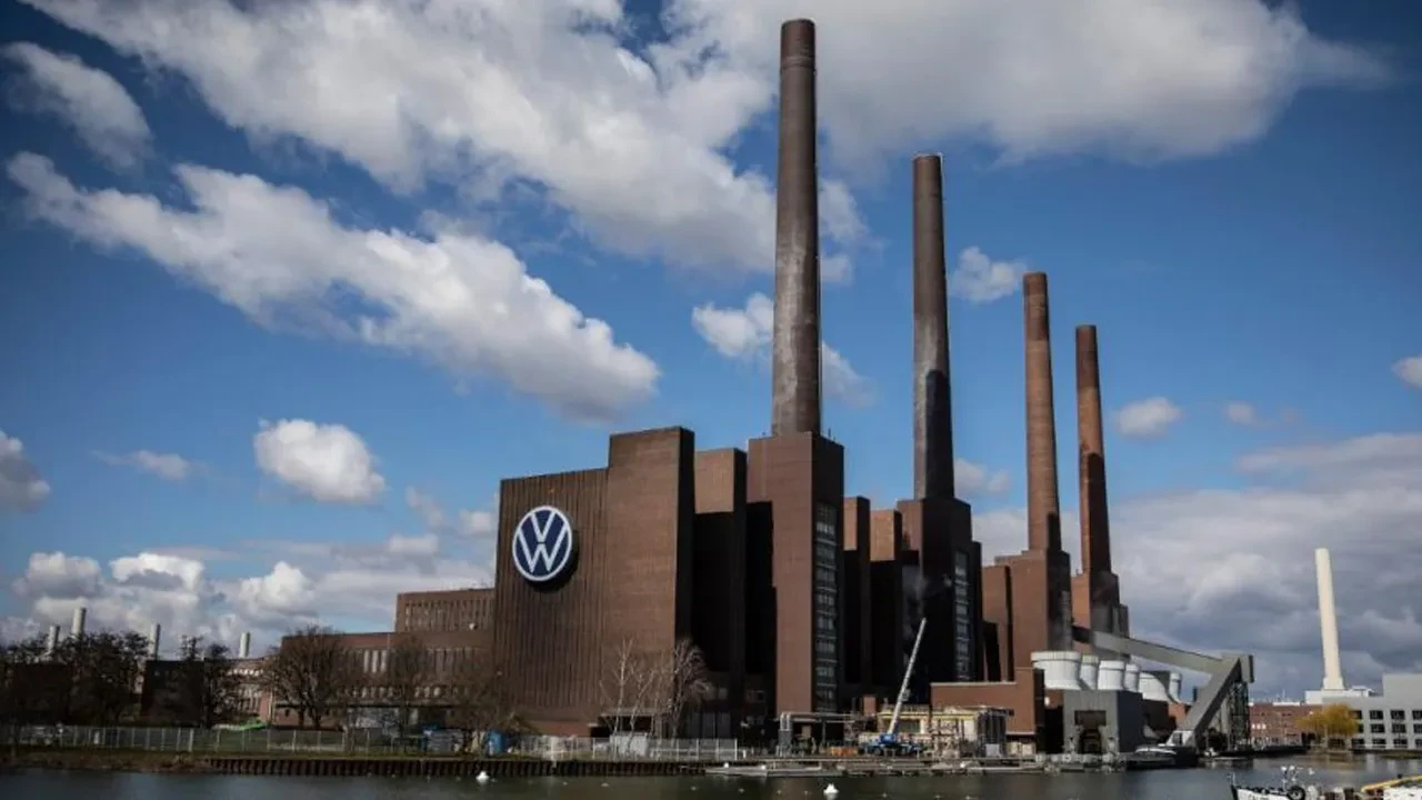 Otomotiv devi Volkswagen'de kriz! Kar yarı yarıya düştü, 50 bin kişi işten çıkarılacak