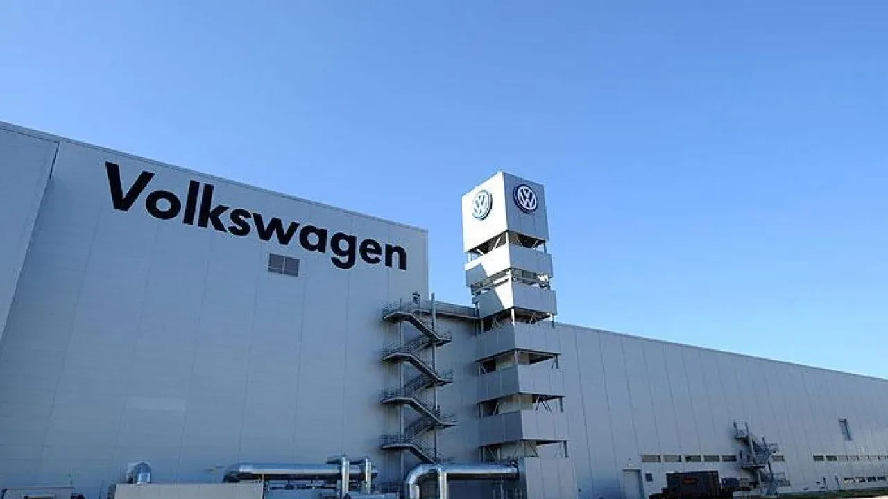 Otomotiv devi Volkswagen'de kriz! Kar yarı yarıya düştü, 50 bin kişi işten çıkarılacak