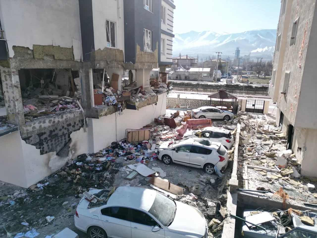 Patlamanın boyutu gündüz ortaya çıktı! Camlar kırıldı, duvarlar yıkıldı, koltuklar sokağa uçtu