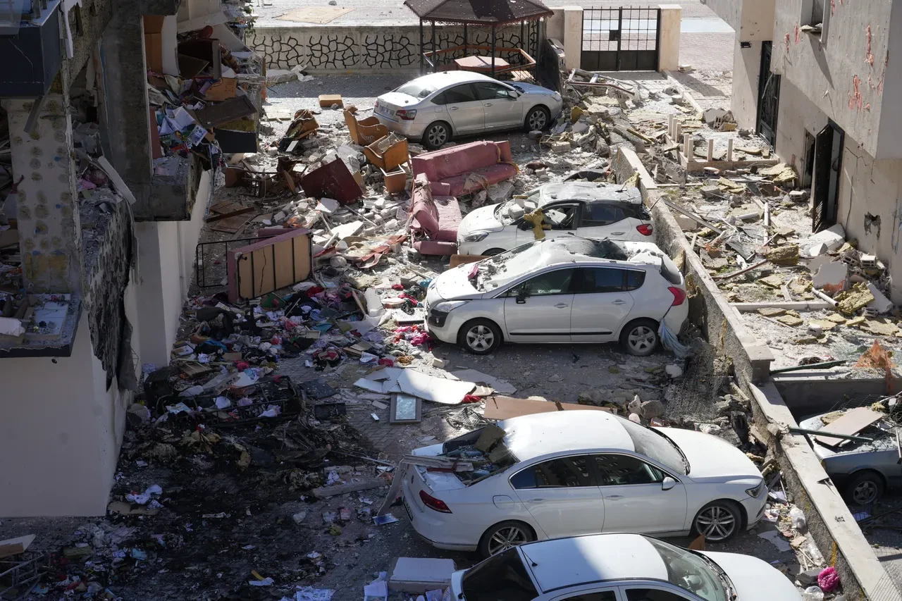 Patlamanın boyutu gündüz ortaya çıktı! Camlar kırıldı, duvarlar yıkıldı, koltuklar sokağa uçtu