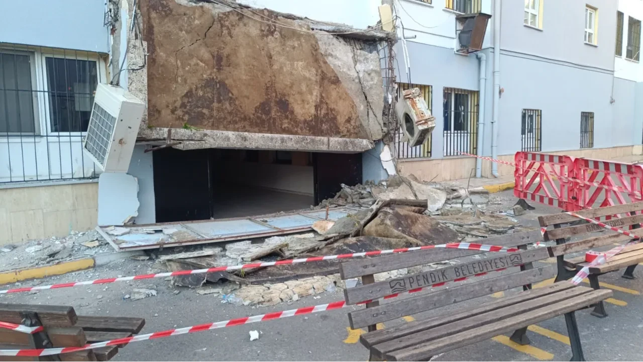 Pendik'te facia kıl payı atlatıldı! Okulun giriş saçağı çöktü