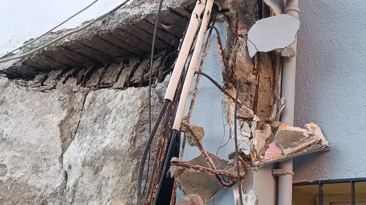 Pendik'te facia kıl payı atlatıldı! Okulun giriş saçağı çöktü