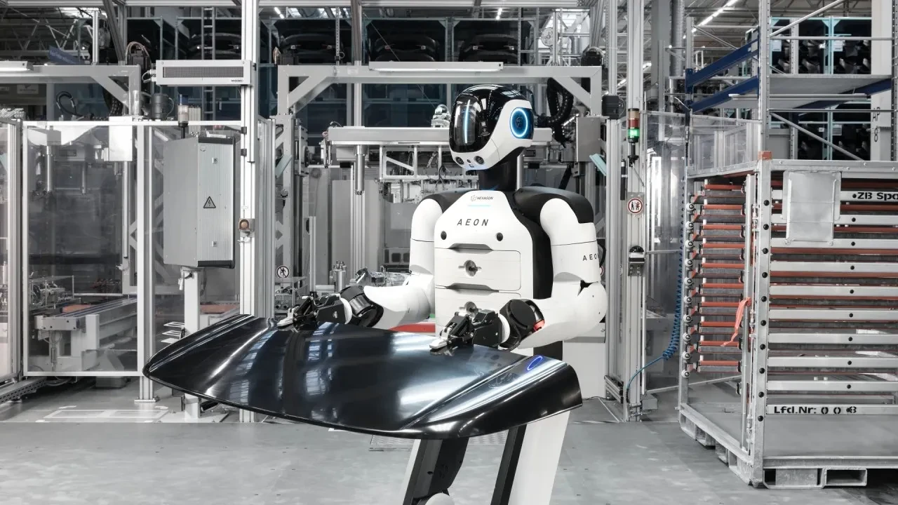 Pili bitince kendi bataryasını değiştiren insansı robotlar BMW fabrikasında işe başlıyor